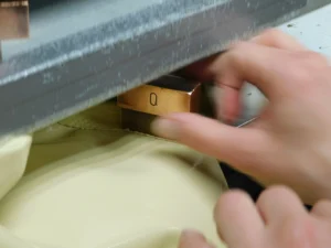 svarovani-vaku-na-motorku-v dilne