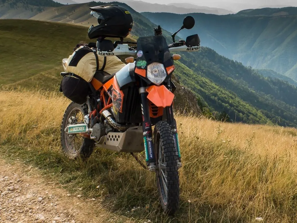 Podkova 65 BASIC - sedlový cestovní vak na motorku barvy: písková, šedá, černá, oranžová