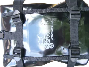 Detail pásků brašny na motorku – pevné uchycení