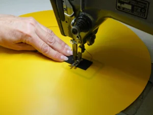 Dílna – šití vaku na motorku, ruční výroba