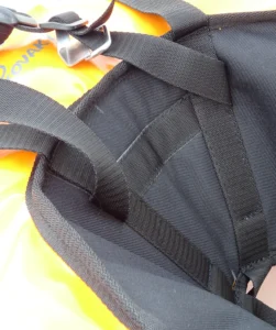 Detail spodního upínání vaku na motorku – pevné uchycení