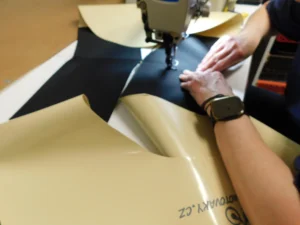 Šití motovaku v dílně – ruční výroba