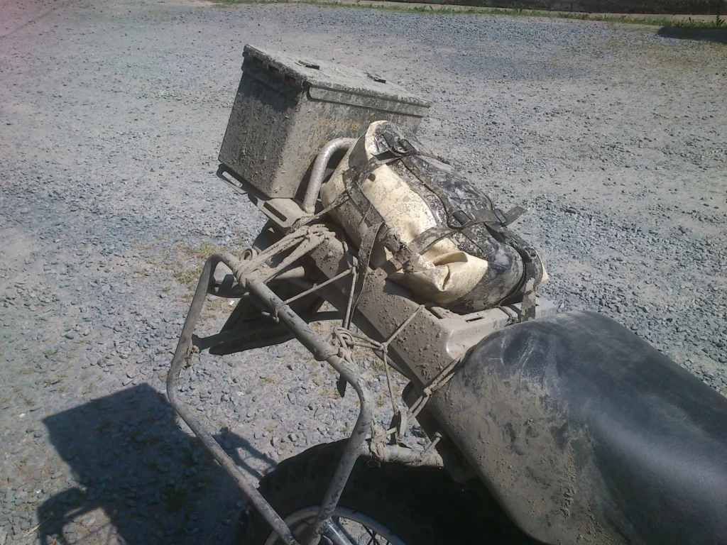 Brašna na nosič na motorku Polymar upevněná na BMW R 1150 GS