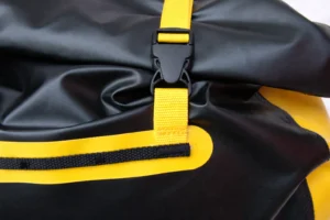 Detail přezky vaku na motorku – pevné zapínání