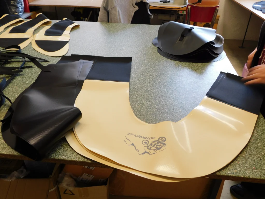 Příprava materiálu na šití Podkovy s logem Motovaky.cz